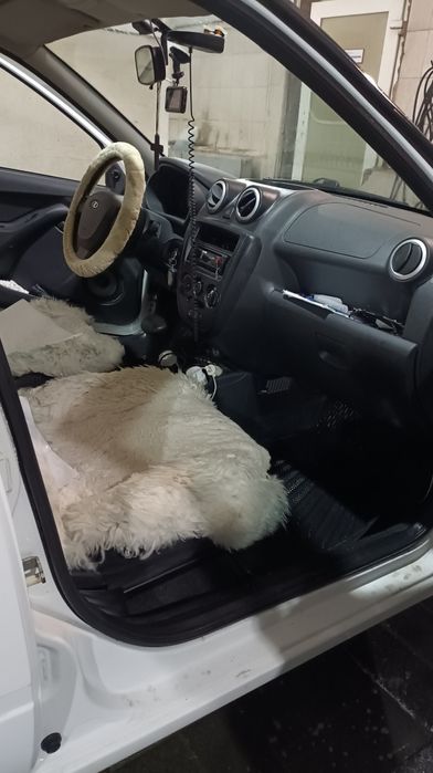 Чехлы белые автомобильные  овчина 2 шт