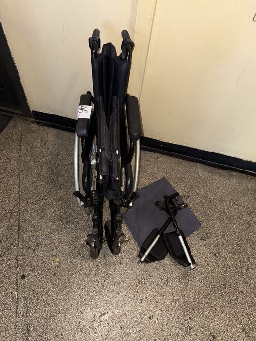 Scaun rulant fotoliu medical batrani handicap dizabilitati ca nou