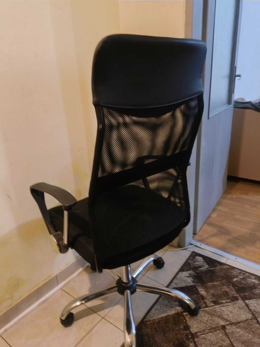 Продавам офис стол