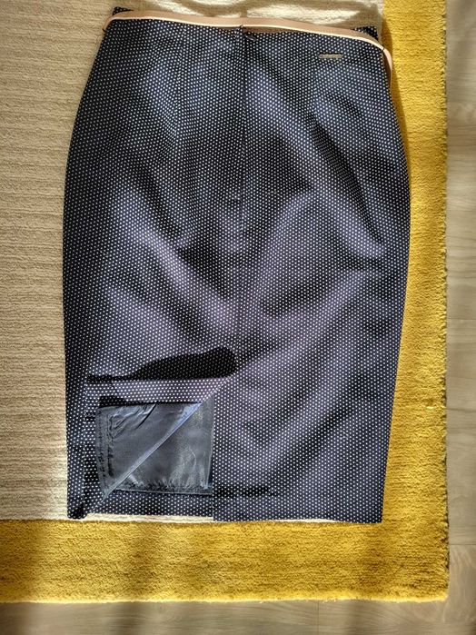 Fusta dreapta, mulata, bleumarin cu picațele albe, marimea 36.