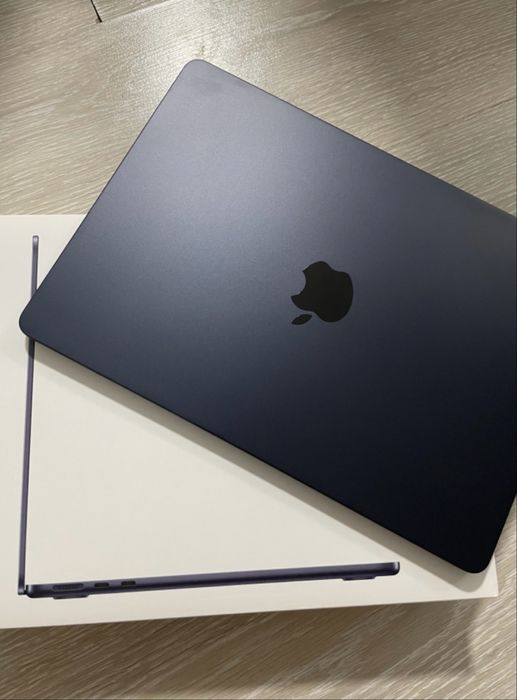 Apple MacBook Air 13 /2022 /13.6" / 8 Гб / SSD 256 Гб / macOS / MLY33