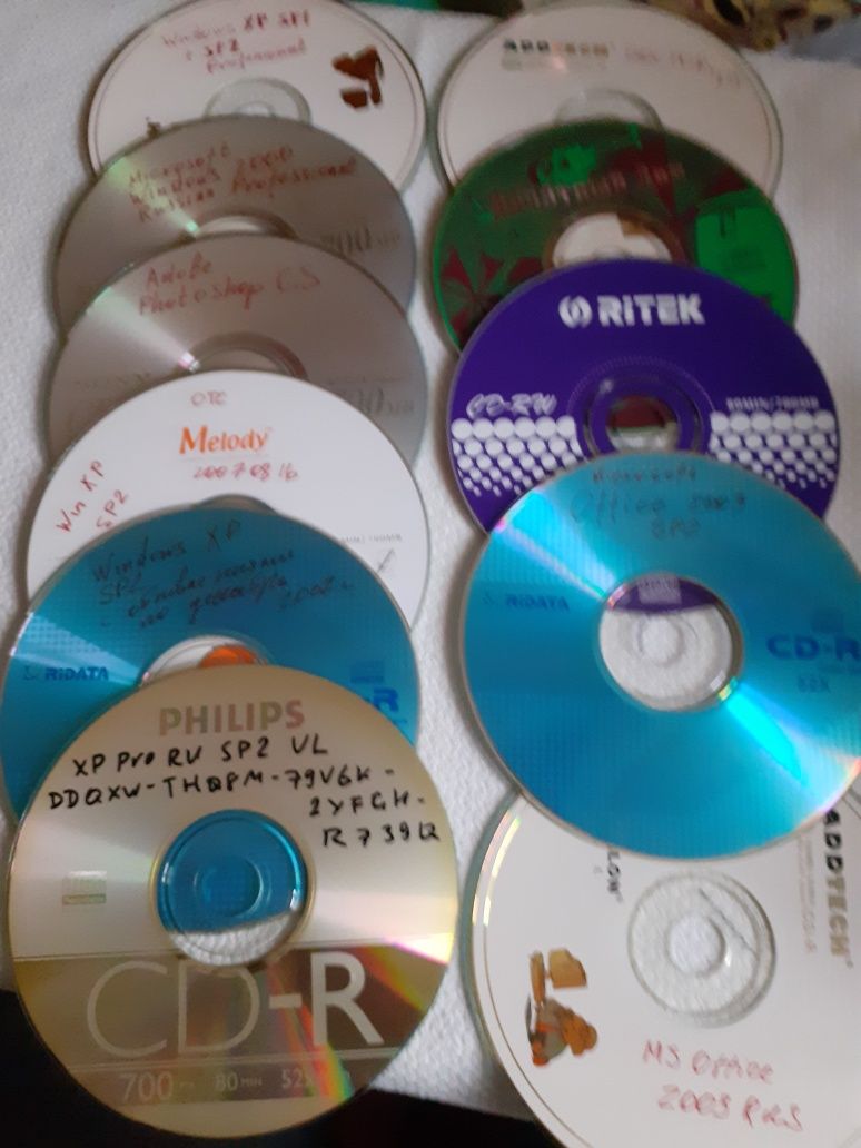 Продам компьютерные диски программы, сумку для их хранения.