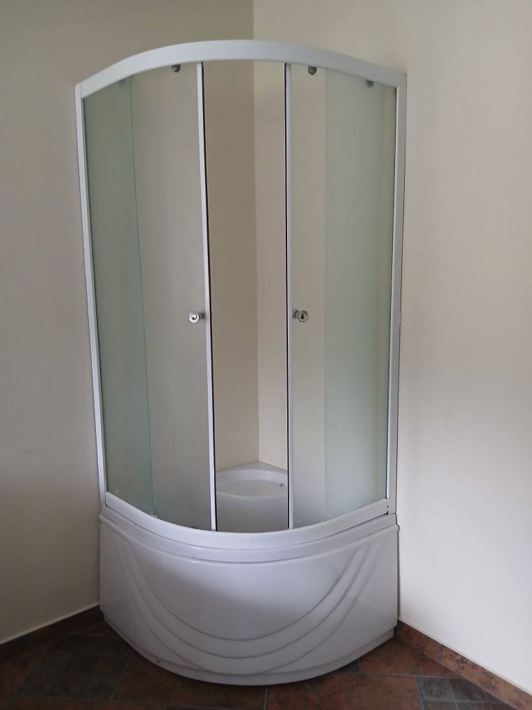 Cabina dus cu cada  semirotunda