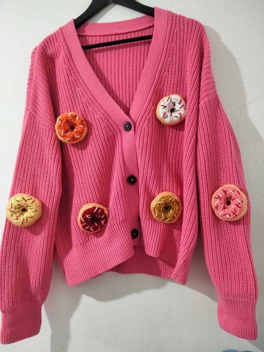 Cardigan roz tricotat cu gogosi 3D crosetate
