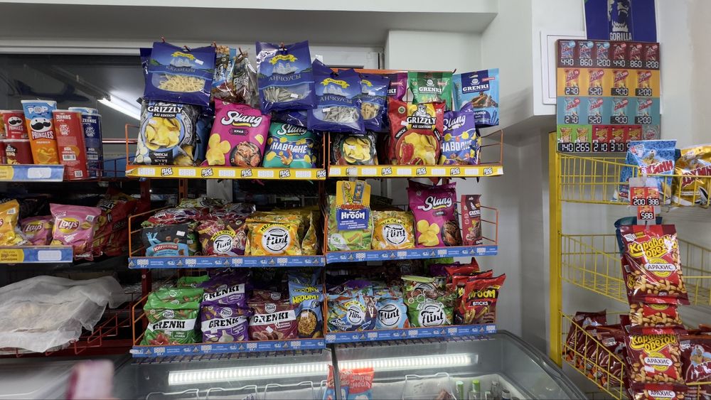 Полки для продуктов в магазине