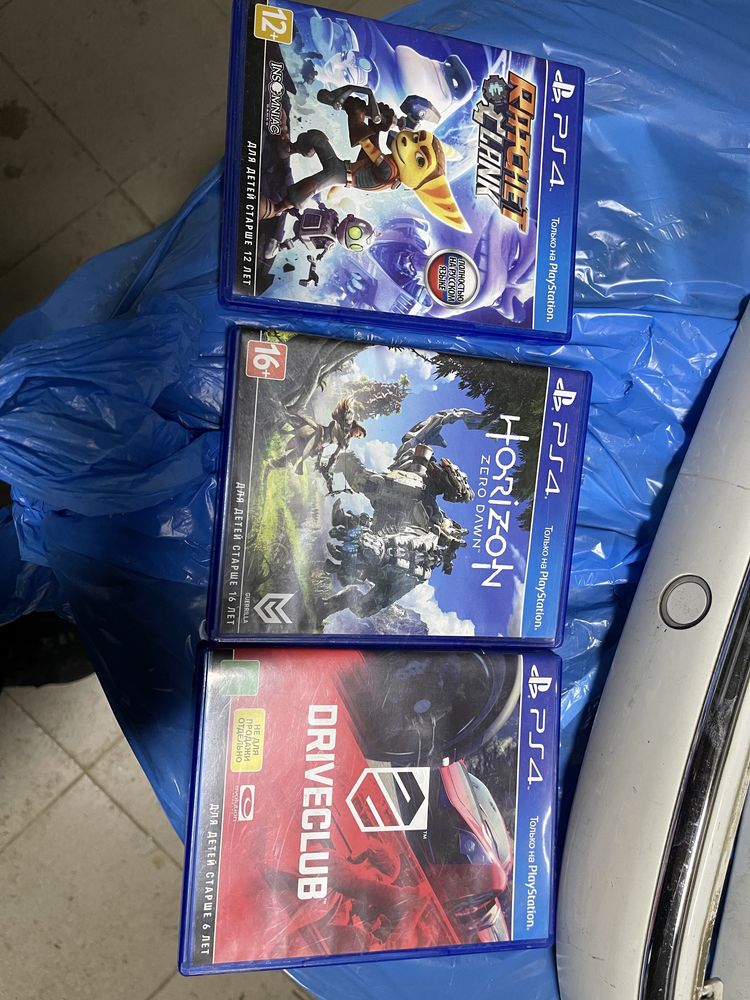 Продам на PS4 зарядную станцию и игры.
