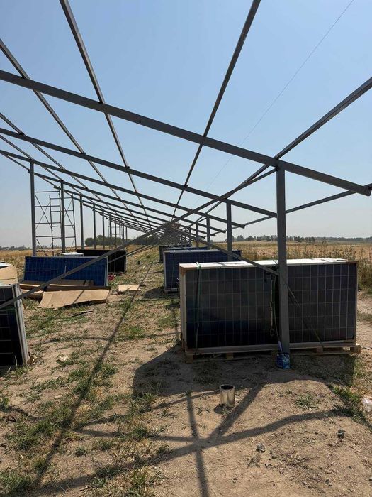 Quyosh panellarini o'rnatish. Установка солнечных панелей.