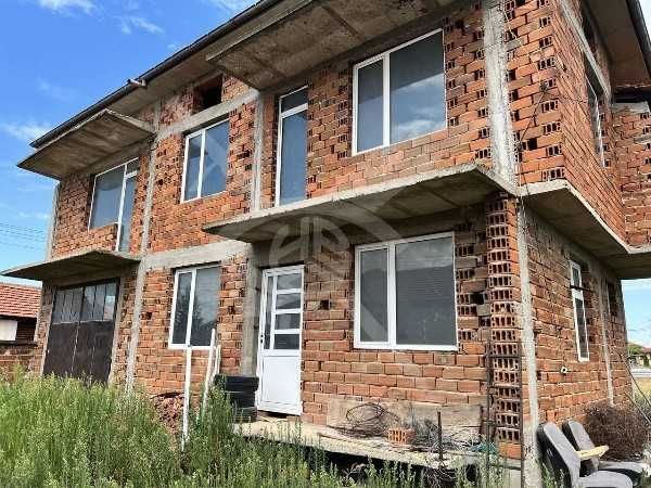 Двуетажна къща в Градина 65212