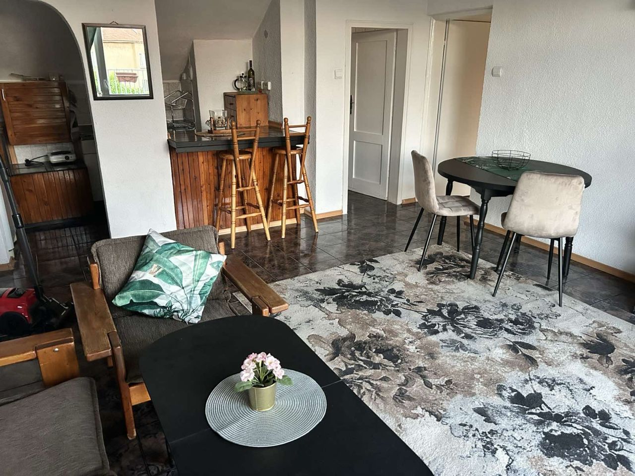Дава се под наем Тристаен апартамент в София, Лозенец - 97 кв.м за 600 € - Снимка #1
