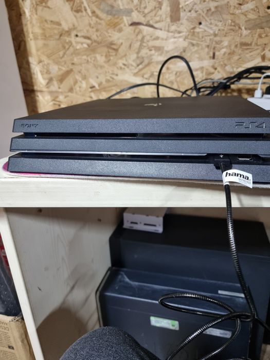 Playstation 4 pro, ps4, 2 joystickuri, multiple jocuri, cabluri, etc.