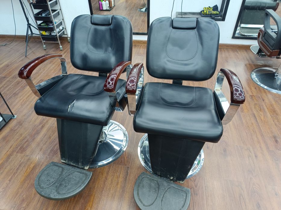 Кресло Продается срочно парикмахерское кресло .
По качеству б/у ..
Сос