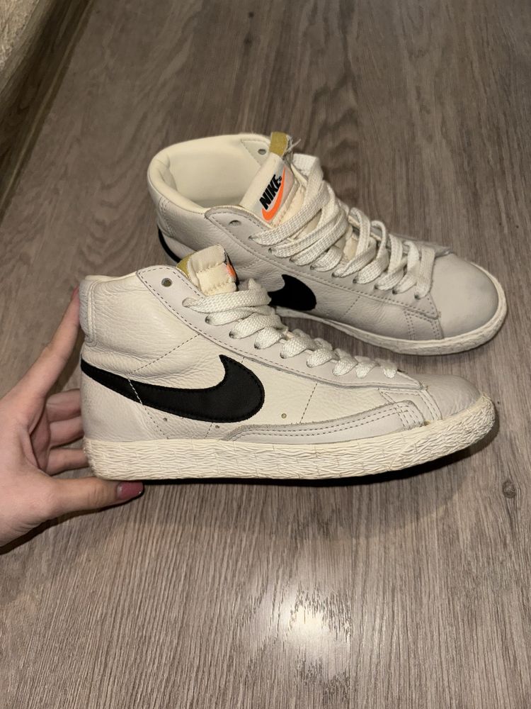 Обувки Nike, Adidas