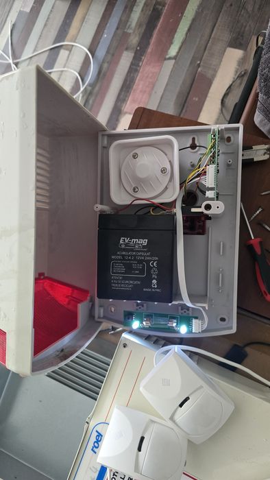 Vand sistem de alarmă cu gps sim pt cartela si 2 senzori de miscare