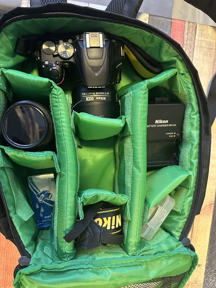 Nikon D3500 с два обектива