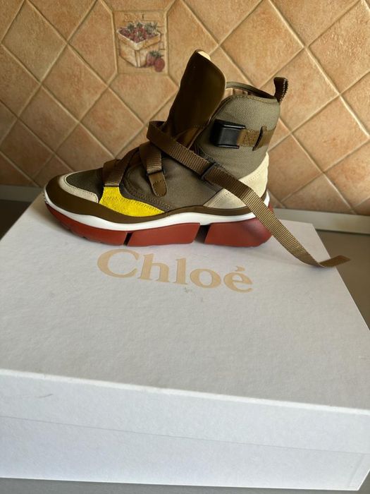 Vand ghete Chloe noi