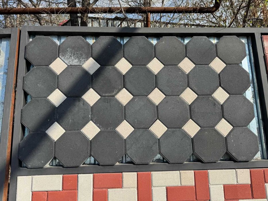 Аллея черного цвета с белыми кубиками