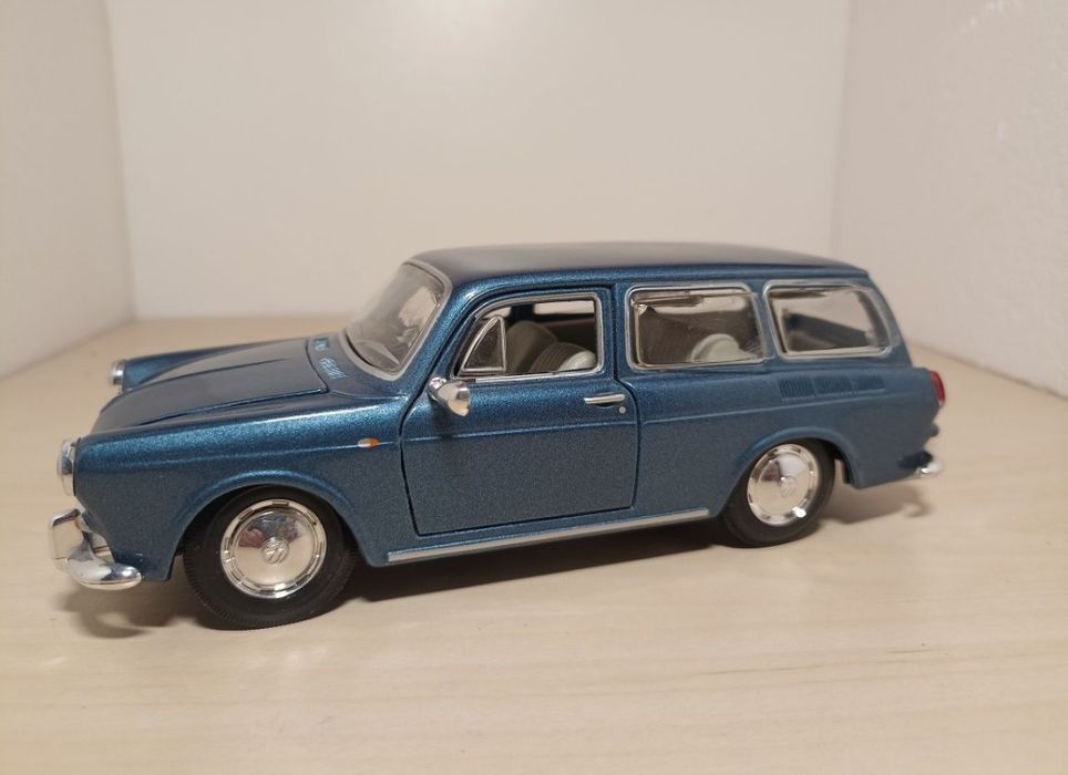 Volkswagen 1600
Scara 1:24
Produs maisto 
Material metal+plastic

Poze