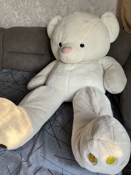 Большой плюшевый медведь