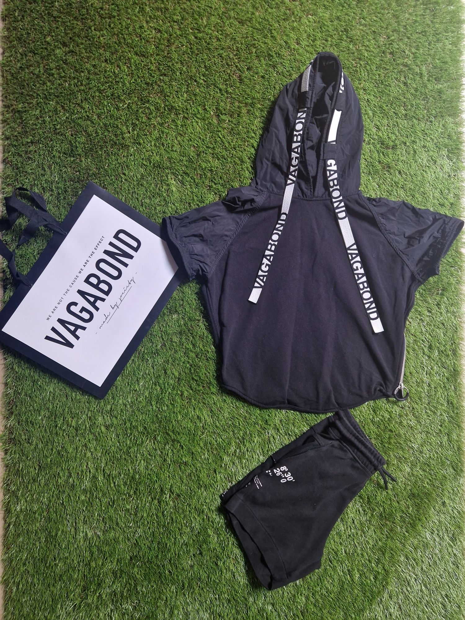 Vând hanorac Vagabond + pantaloni cadou !! Măsura copii 7-8 ani .