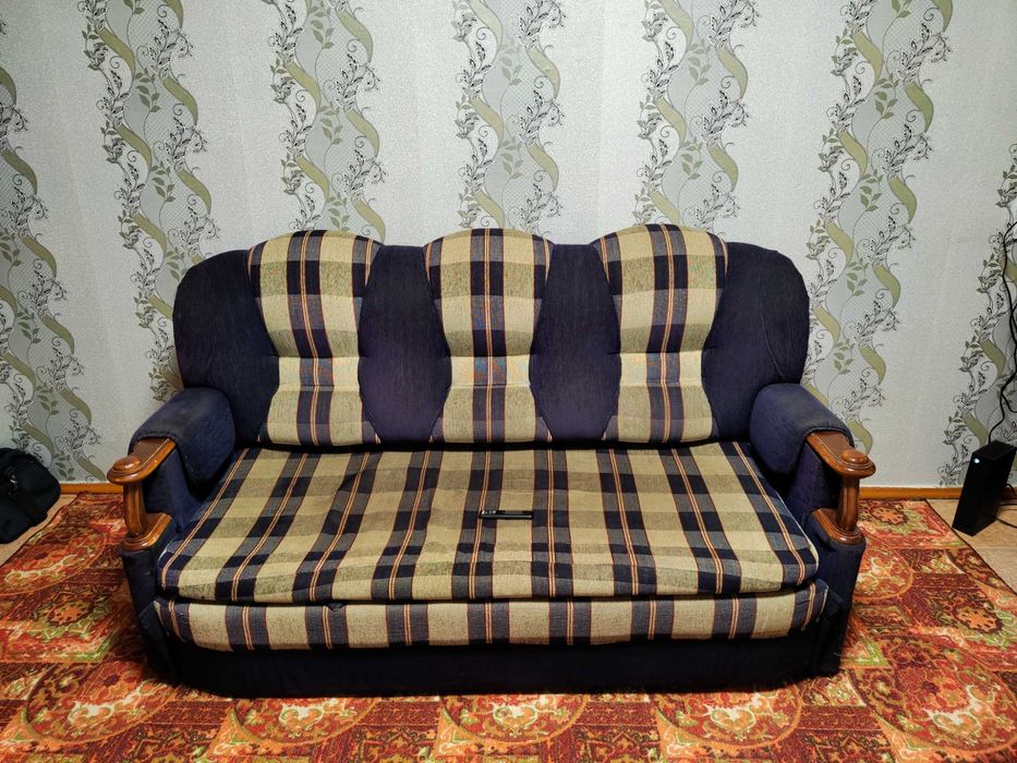 Диван в зал б/у отдам просто так .