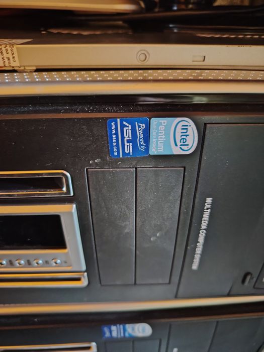 Unități de PC cu placa de baza și procesor, monitoare