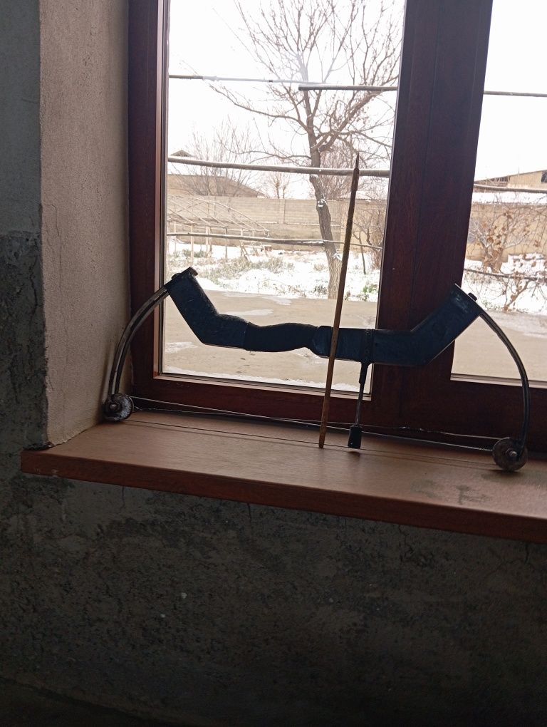 Compound bow kuchli ressordan tayyorlangan
