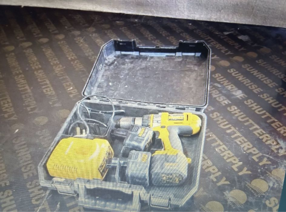 Девалт Dewalt винтоверт с две перфектно здрави батерии