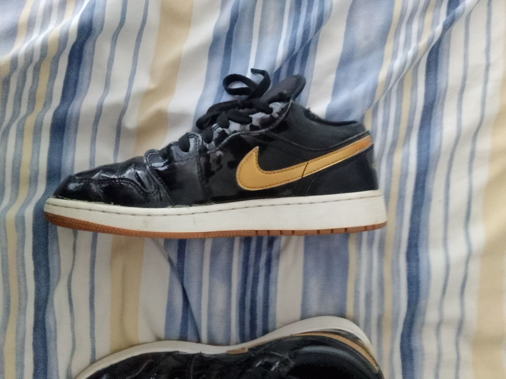 Vând Jordan 1 mid