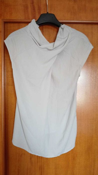 Bluza gri din vascoza foarte feminina, noua.