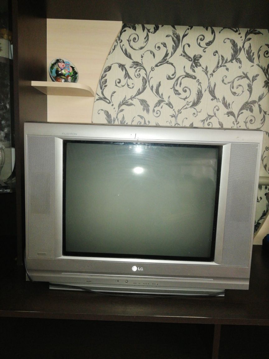 Телевизор LG в рабочем состоянии