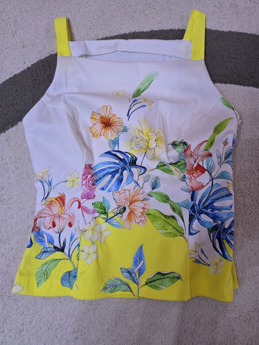 Продавам  памучен топ на цветя- размер S