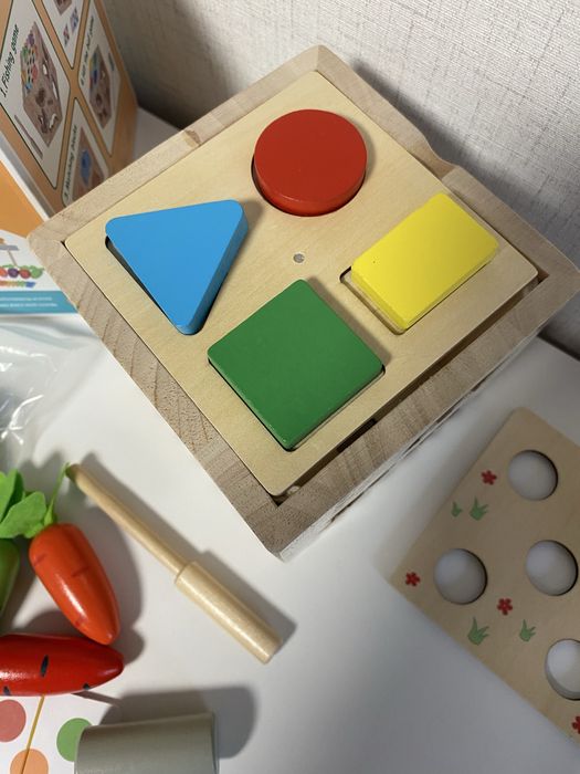 Сензорен дървен куб за двигателни умения - 8 в 1, монтесори