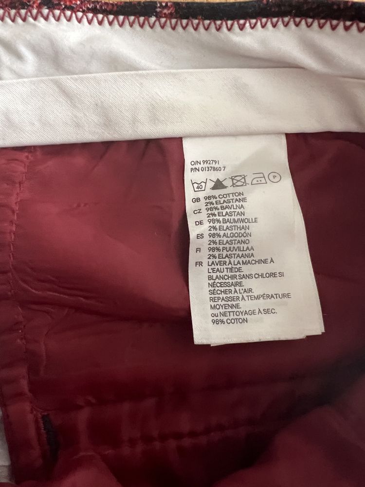 Pantaloni H&M marime 38 eleganti si moderni negru cu imprimeu rosu