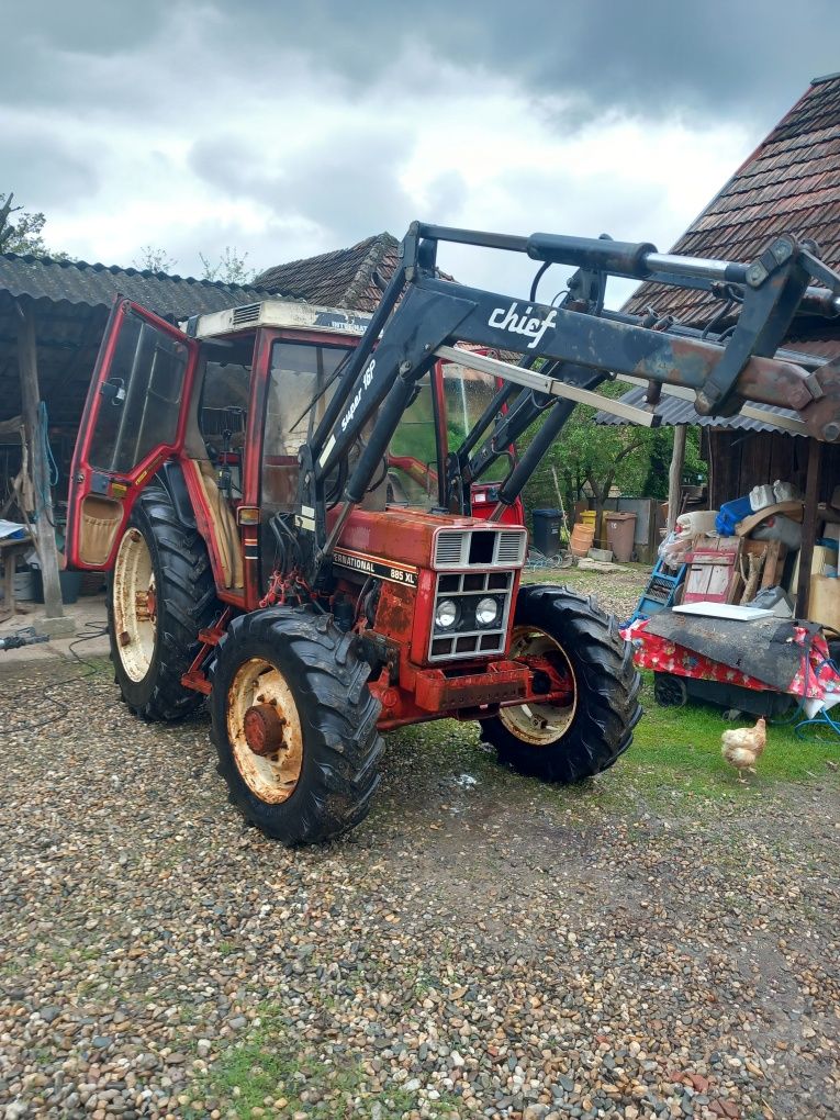 Tractor international 885 xl incarcator frontal