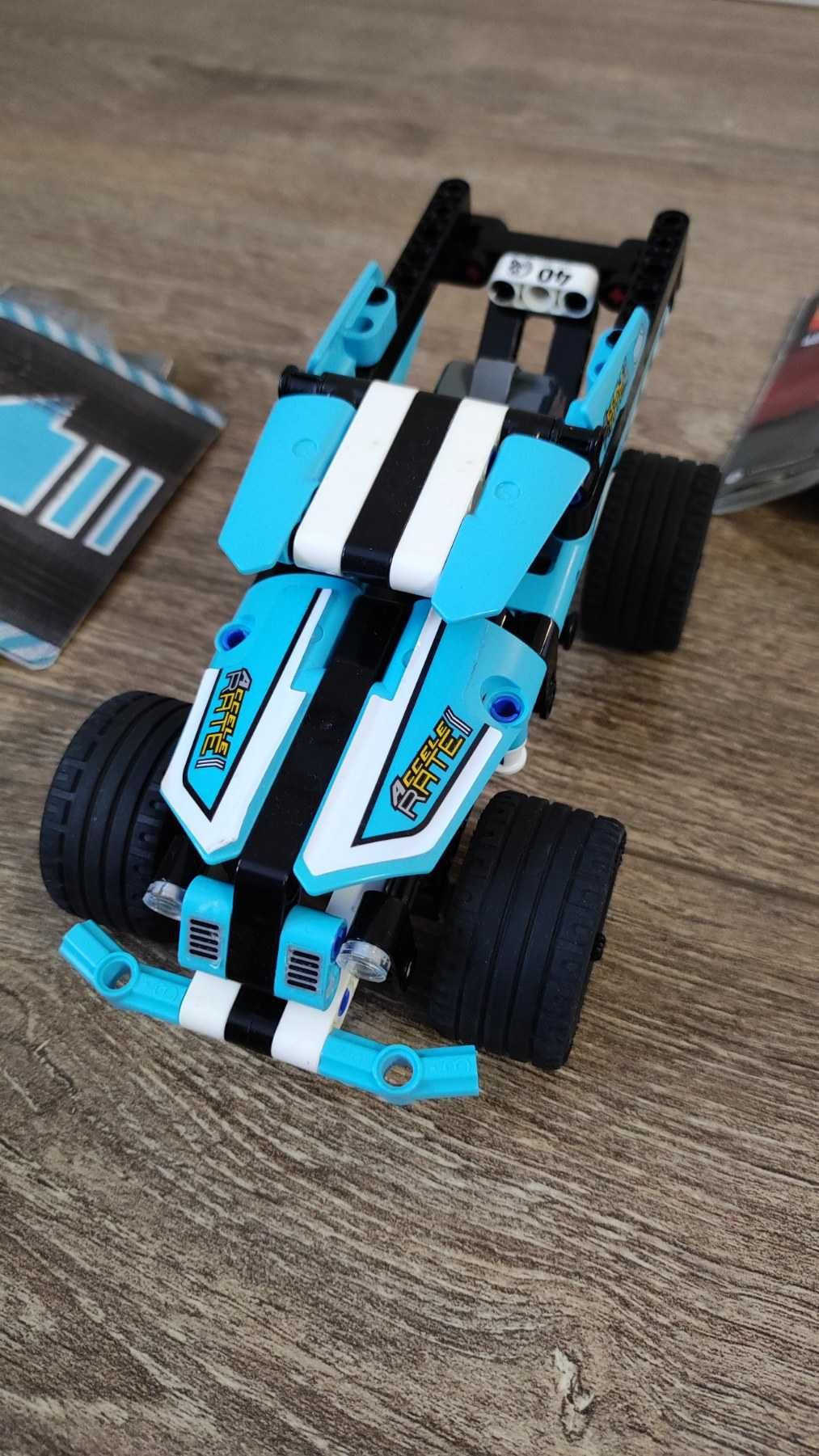 Лего спортен мотор и състезателна кола или спортен камион.  Lego