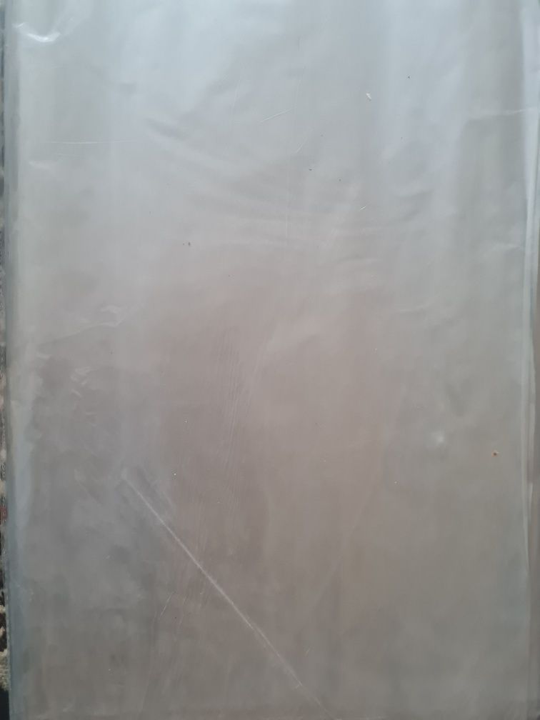 Продаю цветную бумагу размером 60×60  для упаковки подарков и цветов.