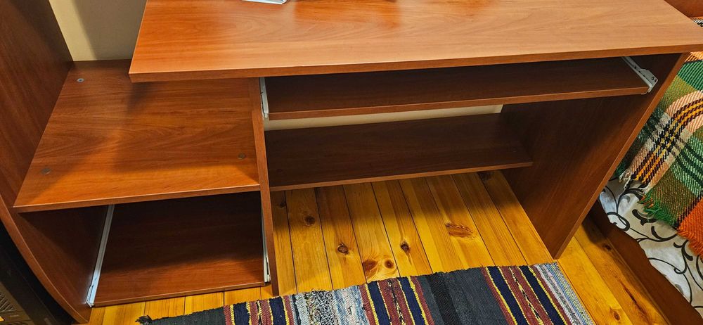 Офис бюро + въртящ се стол към него