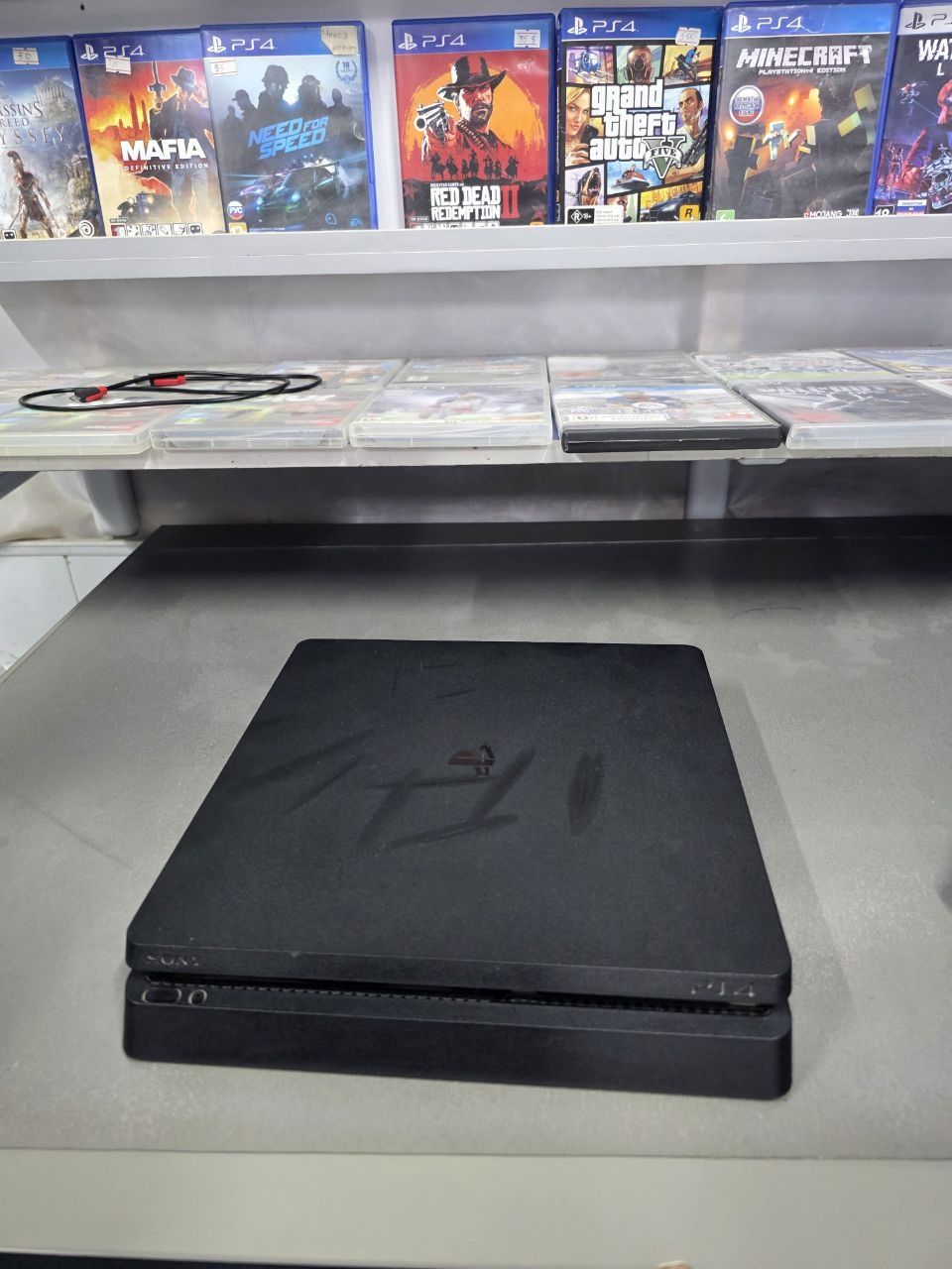 Продается игровой консол Sony Playstation 4 slim