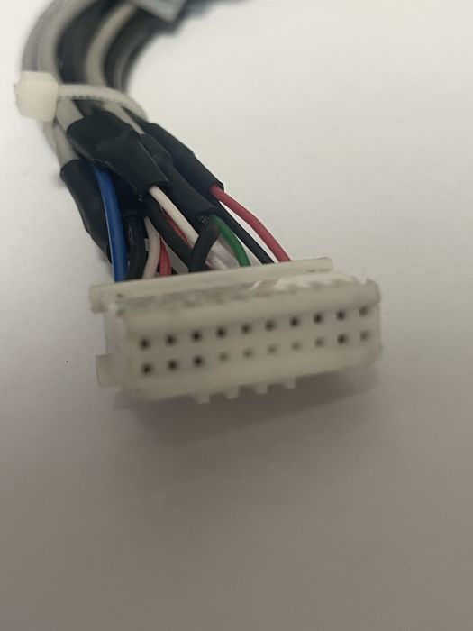 Adaptor rca 20 pini pt subwoofer navigatie,ecrane in tetiere,microfon