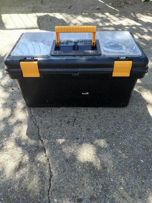 Продавам куфар за риболовни принадлежности