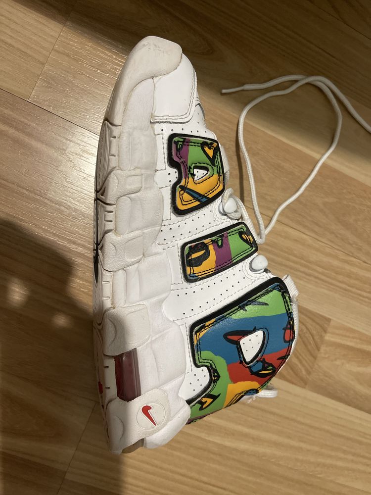 Adidași Nike Uptempo.