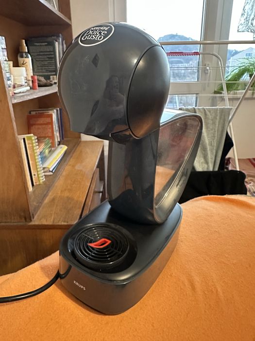 Кафемашина Dolce Gusto Infinissima с кутия 34 капсули тъмно синя