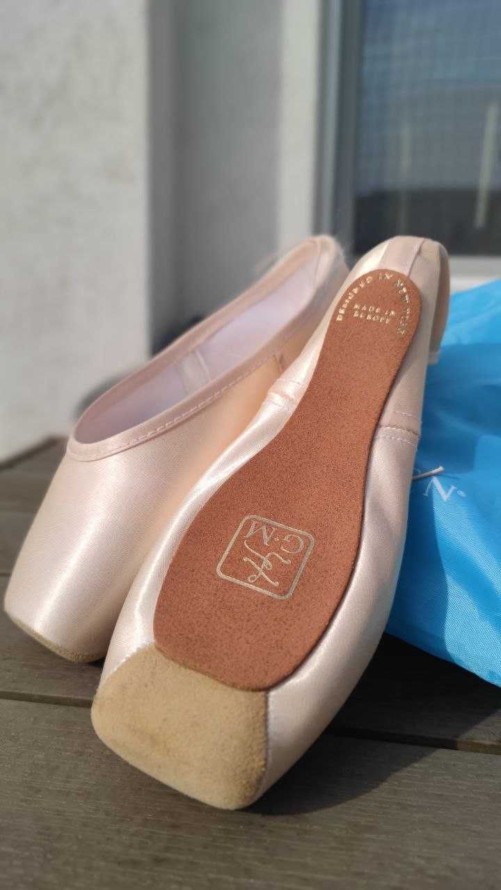 Gaynor Minden Pointe Shoes/ Poante de balet