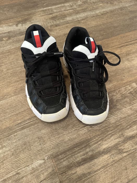 Tommy Hilfiger adidaşi