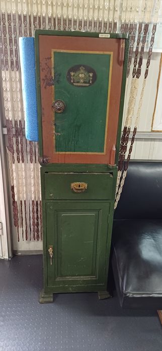 Продавам стара желязна каса