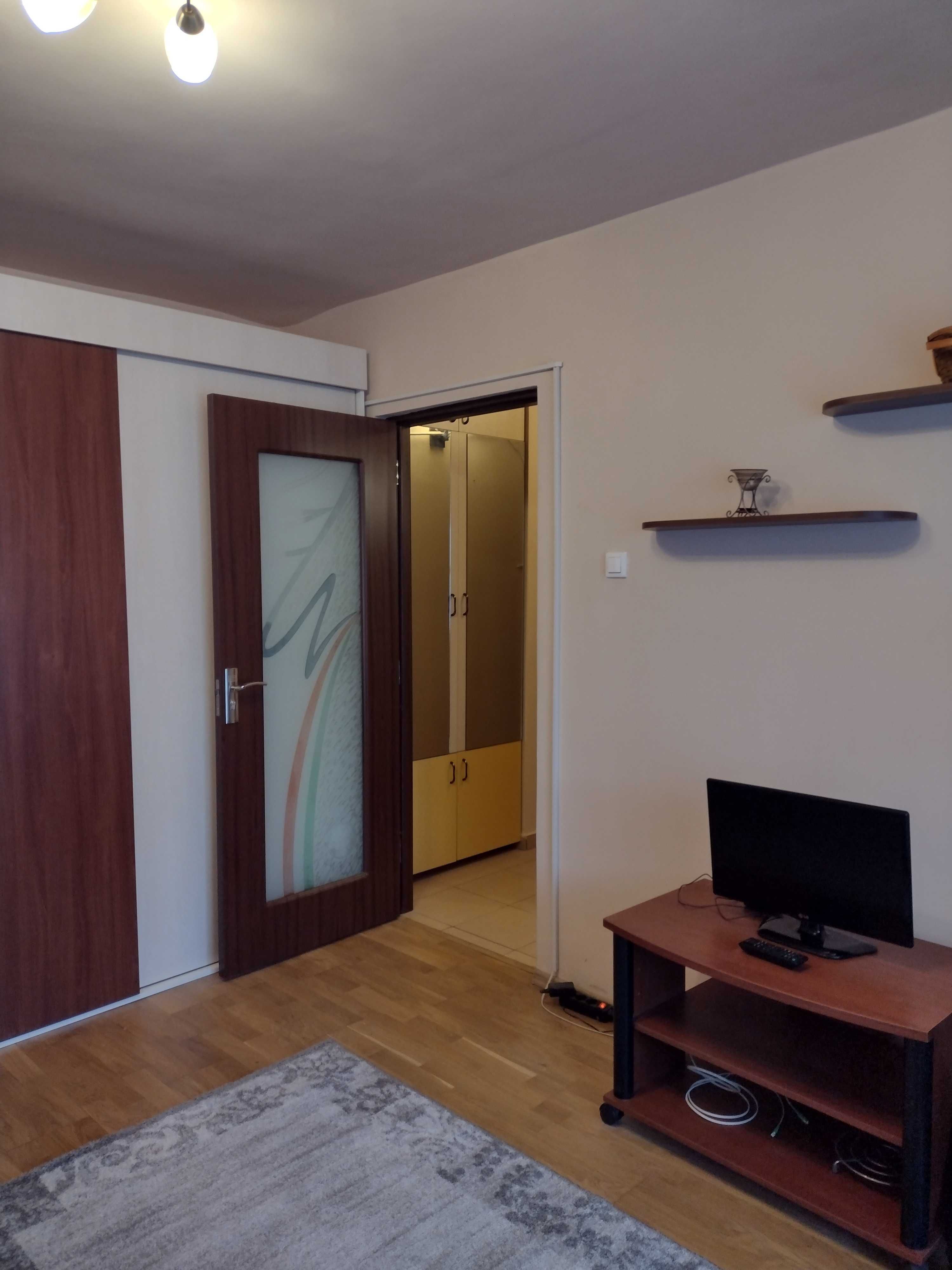 Ofer pentru inchiriere apartament cu o camera ( garsoniera)