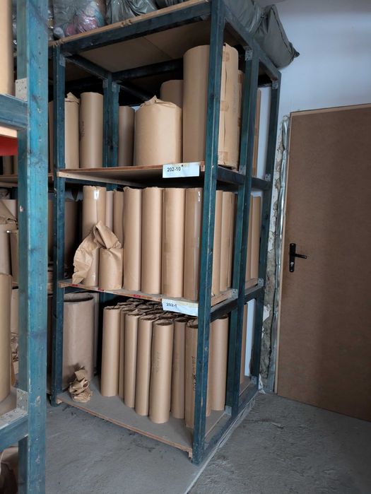 Дървени стелажи рафтове