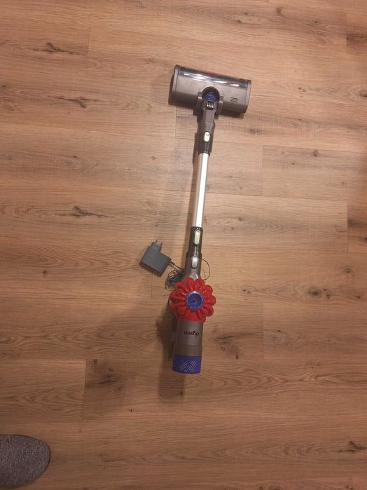 Aspirator vertical Dyson v6, baterie schimbata, perie cu lumina Led