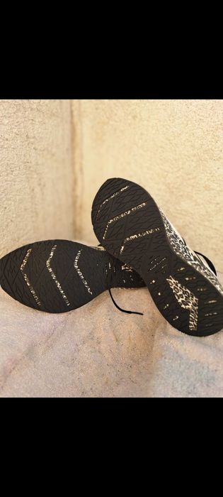 adidasi de alergare brooks