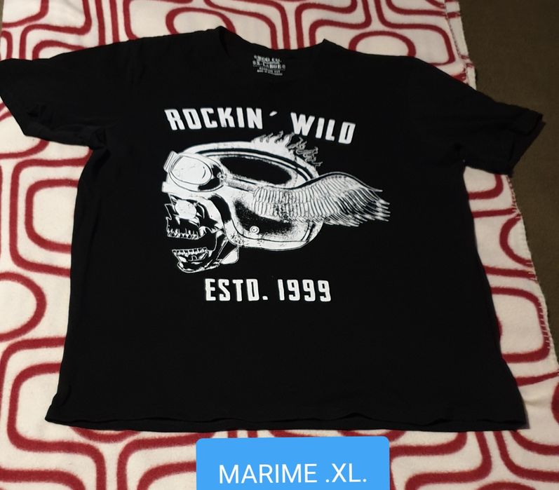 De vanzare tricou cu maneca scurta de barbati marime XL.